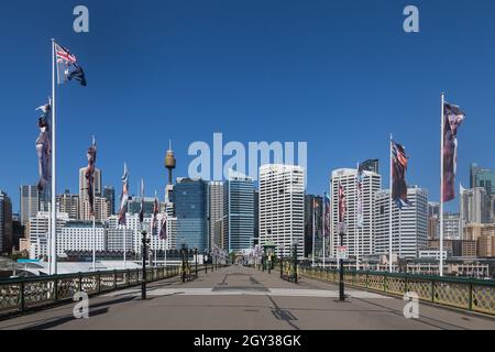 Sydney, Australie. Mercredi 6th octobre 2021. Le quartier central des affaires de Sydney est encore très calme, car Sydney se prépare à rouvrir le lundi 11th octobre. Aujourd'hui, la Nouvelle-Galles du Sud a atteint un objectif de vaccination à double dose de 70 pour cent. Passerelle piétonne, pont Pyrmont, Darling Harbour. Crédit : Paul Lovelace/Alamy Live News Banque D'Images