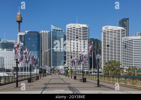 Sydney, Australie. Mercredi 6th octobre 2021. Le quartier central des affaires de Sydney est encore très calme, car Sydney se prépare à rouvrir le lundi 11th octobre. Aujourd'hui, la Nouvelle-Galles du Sud a atteint un objectif de vaccination à double dose de 70 pour cent. Passerelle piétonne, pont Pyrmont, Darling Harbour. Crédit : Paul Lovelace/Alamy Live News Banque D'Images