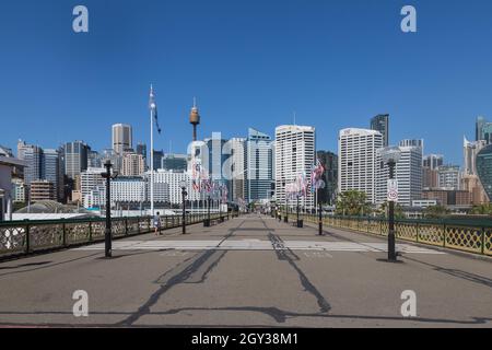 Sydney, Australie. Mercredi 6th octobre 2021. Le quartier central des affaires de Sydney est encore très calme, car Sydney se prépare à rouvrir le lundi 11th octobre. Aujourd'hui, la Nouvelle-Galles du Sud a atteint un objectif de vaccination à double dose de 70 pour cent. Passerelle piétonne, pont Pyrmont, Darling Harbour. Crédit : Paul Lovelace/Alamy Live News Banque D'Images