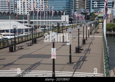 Sydney, Australie. Mercredi 6th octobre 2021. Le quartier central des affaires de Sydney est encore très calme, car Sydney se prépare à rouvrir le lundi 11th octobre. Aujourd'hui, la Nouvelle-Galles du Sud a atteint un objectif de vaccination à double dose de 70 pour cent. Passerelle piétonne, pont Pyrmont, Darling Harbour. Crédit : Paul Lovelace/Alamy Live News Banque D'Images