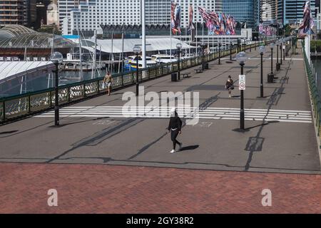 Sydney, Australie. Mercredi 6th octobre 2021. Le quartier central des affaires de Sydney est encore très calme, car Sydney se prépare à rouvrir le lundi 11th octobre. Aujourd'hui, la Nouvelle-Galles du Sud a atteint un objectif de vaccination à double dose de 70 pour cent. Passerelle piétonne, pont Pyrmont, Darling Harbour. Crédit : Paul Lovelace/Alamy Live News Banque D'Images