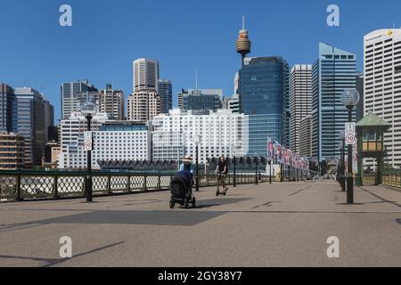 Sydney, Australie. Mercredi 6th octobre 2021. Le quartier central des affaires de Sydney est encore très calme, car Sydney se prépare à rouvrir le lundi 11th octobre. Aujourd'hui, la Nouvelle-Galles du Sud a atteint un objectif de vaccination à double dose de 70 pour cent. Passerelle piétonne, pont Pyrmont, Darling Harbour. Crédit : Paul Lovelace/Alamy Live News Banque D'Images