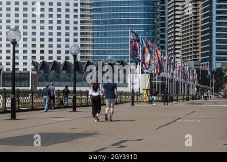 Sydney, Australie. Mercredi 6th octobre 2021. Le quartier central des affaires de Sydney est encore très calme, car Sydney se prépare à rouvrir le lundi 11th octobre. Aujourd'hui, la Nouvelle-Galles du Sud a atteint un objectif de vaccination à double dose de 70 pour cent. Passerelle piétonne, pont Pyrmont, Darling Harbour. Crédit : Paul Lovelace/Alamy Live News Banque D'Images