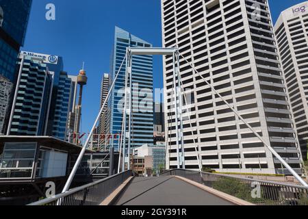 Sydney, Australie. Mercredi 6th octobre 2021. Le quartier central des affaires de Sydney est encore très calme, car Sydney se prépare à rouvrir le lundi 11th octobre. Aujourd'hui, la Nouvelle-Galles du Sud a atteint un objectif de vaccination à double dose de 70 pour cent. Passerelle piétonnière Pont Pyrmont, Darling Harbour. Crédit : Paul Lovelace/Alamy Live News Banque D'Images