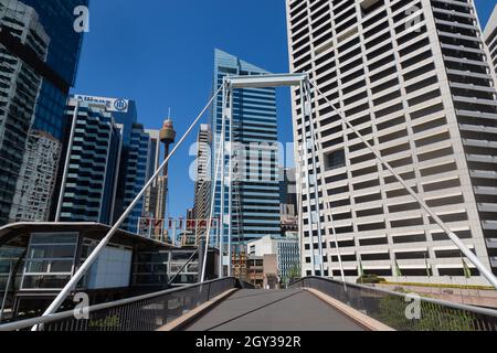 Sydney, Australie. Mercredi 6th octobre 2021. Le quartier central des affaires de Sydney est encore très calme, car Sydney se prépare à rouvrir le lundi 11th octobre. Aujourd'hui, la Nouvelle-Galles du Sud a atteint un objectif de vaccination à double dose de 70 pour cent. Passerelle piétonnière Pont Pyrmont, Darling Harbour. Crédit : Paul Lovelace/Alamy Live News Banque D'Images