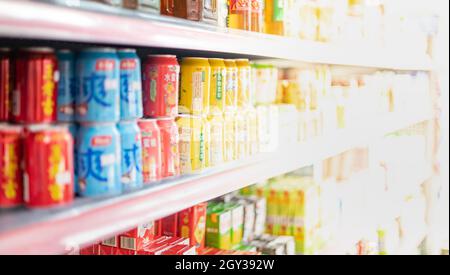 WUHAN, CHINE- SEP 22, 2021: Diverses marques de boissons dans l'emballage pour la vente sur un stand ou une étagère de supermarché. Banque D'Images