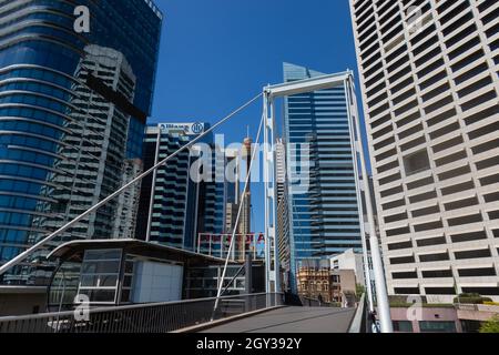 Sydney, Australie. Mercredi 6th octobre 2021. Le quartier central des affaires de Sydney est encore très calme, car Sydney se prépare à rouvrir le lundi 11th octobre. Aujourd'hui, la Nouvelle-Galles du Sud a atteint un objectif de vaccination à double dose de 70 pour cent. Passerelle piétonnière Pont Pyrmont, Darling Harbour. Crédit : Paul Lovelace/Alamy Live News Banque D'Images