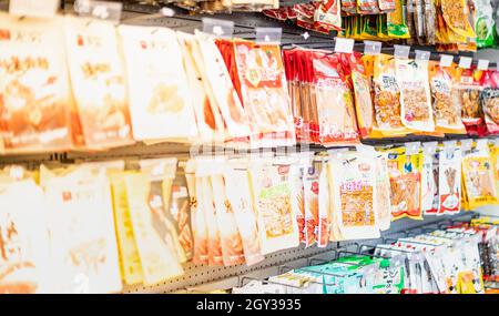 WUHAN, CHINE- SEP 22, 2021: Différentes marques de calmars et de collations dans les emballages pour la vente sur les stands ou les étagères de supermarchés. Banque D'Images