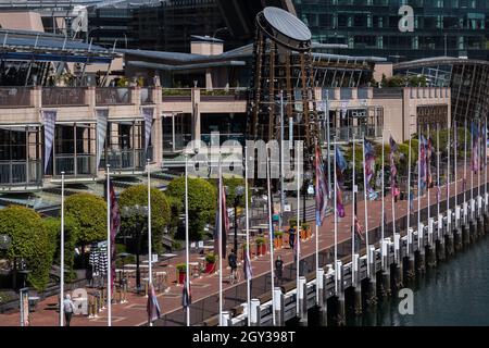 Sydney, Australie.Mercredi 6 octobre 2021.Le quartier central des affaires de Sydney est encore très calme car Sydney se prépare à rouvrir le lundi 11 octobre.Aujourd'hui, la Nouvelle-Galles du Sud a atteint l'objectif de vaccination à double dose de 70 %.Promenade le long de Cockle Bay Wharf.Crédit : Paul Lovelace/Alamy Live News Banque D'Images