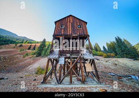 Vue panoramique sur l'ancien bâtiment minier abandonné dans les montagnes du désert Banque D'Images