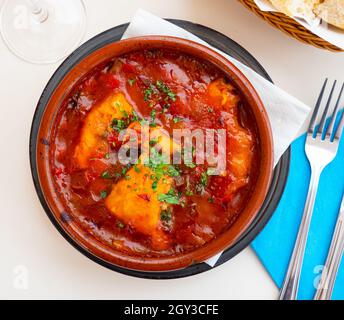 Morue frite avec légumes braisés, plat espagnol Banque D'Images