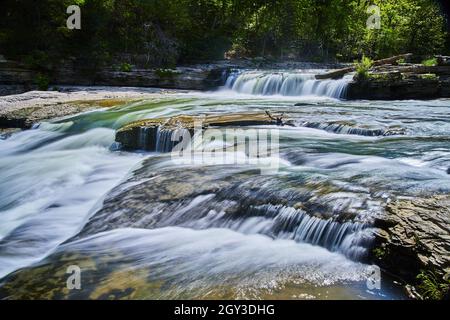 Petites cascades dans la rivière Banque D'Images