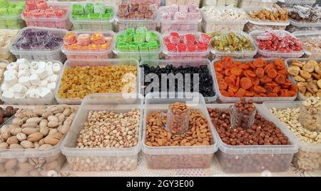 Une large sélection de gourmandises orientales exotiques, dont du baklava, du caramel et des noix au bazar oriental. Banque D'Images