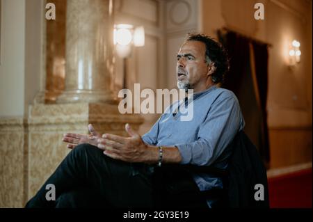 SARAJEVO, BOSNIE-HERZÉGOVINE - 15 août 2019 : un célèbre réalisateur mexicain Alejandro Gonzalez Inarritu qui donne une interview Banque D'Images