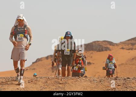 Etape mystère.6 octobre 2021.Marathon des Sables, stade 4 d'un ultra-marathon de six jours, 251 km, soit environ la distance de six marathons réguliers.La plus longue étape est de 82 km de long.Cette course de plusieurs jours se déroule chaque année dans le sud du Maroc, dans le désert du Sahara.Crédit : action plus Sports/Alamy Live News Banque D'Images