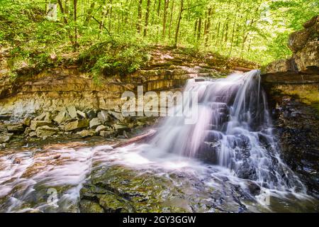 Cascade avec des centaines de cascades sur des falaises rocheuses dans une forêt verte Banque D'Images