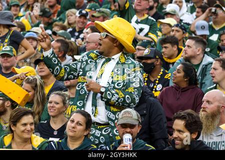 Green Bay, Wisconsin, États-Unis.03ème octobre 2021.Un fan de Green Bay Packers danse dans les tribunes pendant le match de football de la NFL entre les Pittsburgh Steelers et les Green Bay Packers à Lambeau Field à Green Bay, Wisconsin.Darren Lee/CSM/Alamy Live News Banque D'Images