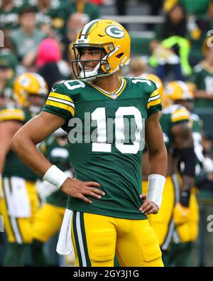 Green Bay, Wisconsin, États-Unis.03ème octobre 2021.Le quarterback de Green Bay Packers Jordan Love (10) est le jeu de football All Smiles en avant-première de la NFL entre les Pittsburgh Steelers et les Green Bay Packers au Lambeau Field de Green Bay, Wisconsin.Darren Lee/CSM/Alamy Live News Banque D'Images