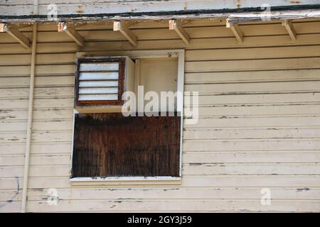 Abandonné, a résisté à l'époque de la Seconde Guerre mondiale caserne bâtiment avec un ancien climatiseur. Banque D'Images