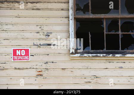 Aucun signe d'intrusion sur une caserne en bois abandonnée et abandonnée datant de la Seconde Guerre mondiale et dotée de fenêtres cassées. Banque D'Images