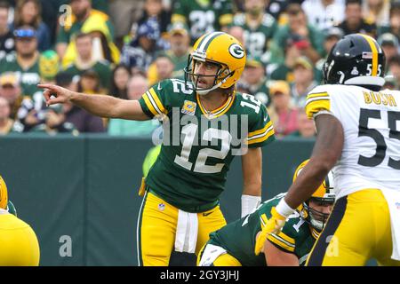Green Bay, Wisconsin, États-Unis.03ème octobre 2021.Le quarterback des Green Bay Packers Aaron Rodgers (12) a dirigé son attaque lors du match de football de la NFL entre les Pittsburgh Steelers et les Green Bay Packers à Lambeau Field à Green Bay, Wisconsin.Darren Lee/CSM/Alamy Live News Banque D'Images