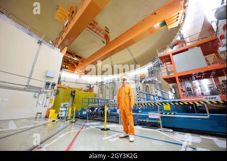 Emmerthal, Allemagne.23 septembre 2021.Dominik van Meegen, responsable de la planification de la désaffectation, se trouve dans le bâtiment du réacteur de la centrale nucléaire de Grohnde.Les préparatifs ont commencé en vue du déclassement et du démantèlement de la centrale nucléaire de Grohnde près de Hamelin et de la construction d'une installation de stockage provisoire locale.La centrale, qui est en service depuis 1984, doit être mise hors service au cours du mois de décembre.PreussenElektra prévoit que le démantèlement nucléaire prendra de 10 à 15 ans.Credit: Julian Stratenschulte/dpa/Alay Live News Banque D'Images