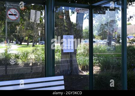 Un exemple de message anti-vaccination diffusé dans les banlieues de Melbourne, en Australie, se trouve à un arrêt de bus de Princes Park Banque D'Images