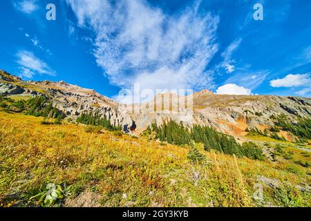 Paysage de montagne avec champs dorés et ciel bleu vif Banque D'Images