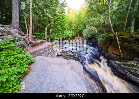 Vue sur les grandes gorges du canyon avec rivière blanche de petites cascades Banque D'Images
