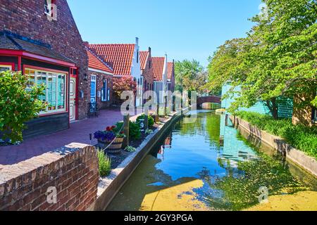Canal dans un charmant village de style hollandais Banque D'Images