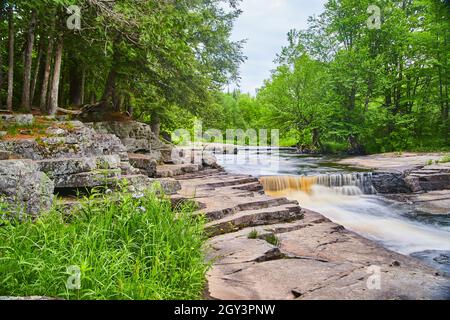 Vue sur les petites gorges de la rivière en forêt avec chute d'eau Banque D'Images
