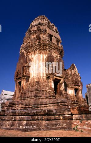 Thaïlande: Les ruines du XIIe siècle de Wat Phra si Rattana Mahathe, Lophuri.La vieille ville de Lophuri date de l'ère Dvaravati (6e - XIIIe siècle).Il était à l'origine connu sous le nom de Lavo ou Lavapura.Après la fondation du Royaume d'Ayutthaya au XVe siècle, Lopuri était un bastion des dirigeants d'Ayutthaya.Il devint plus tard une nouvelle capitale royale pendant le règne du roi Narai le Grand du royaume d'Ayutthaya au milieu du XVIIe siècle. Banque D'Images