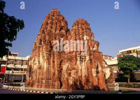 Thaïlande: Le sanctuaire hindou du XIe siècle de l'ère khmère Prang Khaek au centre de l'ancien Lophuri.La vieille ville de Lophuri date de l'ère Dvaravati (6e - XIIIe siècle).Il était à l'origine connu sous le nom de Lavo ou Lavapura.Après la fondation du Royaume d'Ayutthaya au XVe siècle, Lopuri était un bastion des dirigeants d'Ayutthaya.Il devint plus tard une nouvelle capitale royale pendant le règne du roi Narai le Grand du royaume d'Ayutthaya au milieu du XVIIe siècle. Banque D'Images