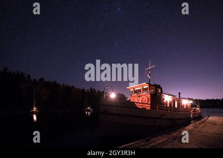 Un vieux bateau sur un quai de l'île de Satamosaari, Lappeenranta, Finlande Banque D'Images