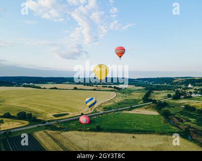 vue du ballon d'air avec le panier vole sur l'espace de copie de coucher de soleil Banque D'Images