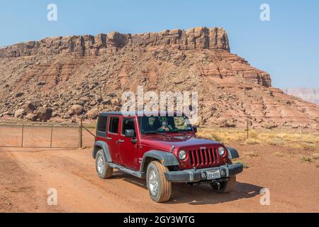 Glen Canyon NR, AZ, États-Unis - 3 octobre 2020 : une Jeep Wrangler Unlimited Sports garée le long du parc de la réserve Banque D'Images