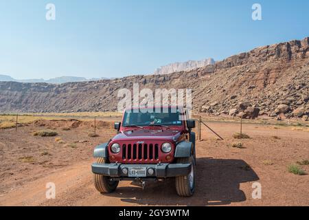 Glen Canyon NR, AZ, États-Unis - 3 octobre 2020 : une Jeep Wrangler Unlimited Sports garée le long du parc de la réserve Banque D'Images
