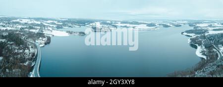 Vue sur un grand lac en hiver. Banque D'Images