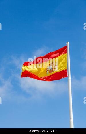 Le drapeau de l'Espagne, tel qu'il est défini dans la Constitution espagnole de 1978, se compose de trois bandes horizontales: Rouge, jaune et rouge, la bande jaune Banque D'Images