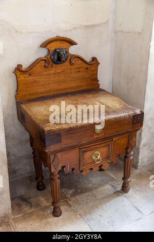 matériel de cuisine historique dans l'europe médiévale une table en bois pour hacher de la viande Banque D'Images