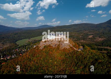 Füzér, Hongrie - vue aérienne du célèbre château de Fuzer construit sur une colline volcanique appelée Nagy-Milic.Zemplen montagnes à l'arrière-plan.Terrain d'hiver Banque D'Images