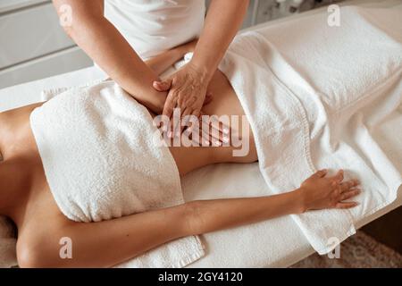 Jeune femme recevant un massage abdominal au spa Banque D'Images