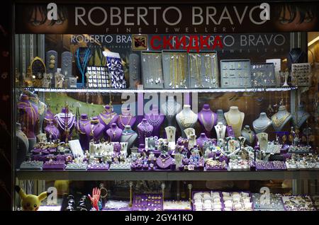 Istanbul - Turquie - variété de bijoux exposés dans une vitrine du Grand Bazar Banque D'Images