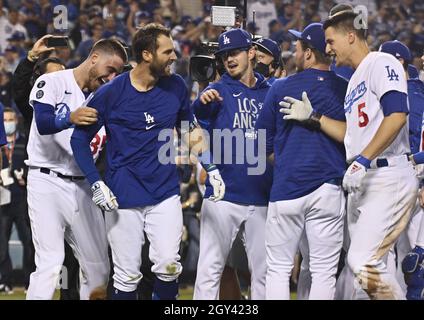 Los Angeles, États-Unis.6 octobre 2021.Les Dodgers de Los Angeles ont quitté le terrain Chris Taylor, submergé par ses coéquipiers, après avoir participé à la course à domicile à deux reprises lors du neuvième repas contre les Cardinals de St. Louis au Dodger Stadium, le mercredi 6 octobre 2021.Photo de Jim Ruymen/UPI crédit: UPI/Alay Live News Banque D'Images