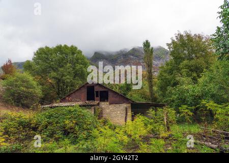 Ancienne maison abandonnée dans les montagnes Banque D'Images