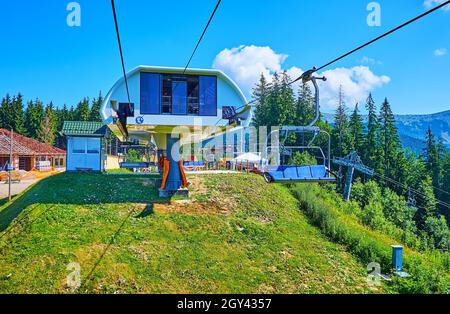 La station de télésiège supérieure moderne, située au milieu de la forêt d'épicéa vert sur la pente du mont Babyn Pohar de Gorgany Mountain Range, Bukovel, Carpat Banque D'Images