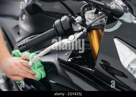 STAVROPOL, RUSSIE - 28 MAI 2020 : BMW Black Sportbike. Moto moderne et puissante dans la ville de Stavropol, en Russie Banque D'Images