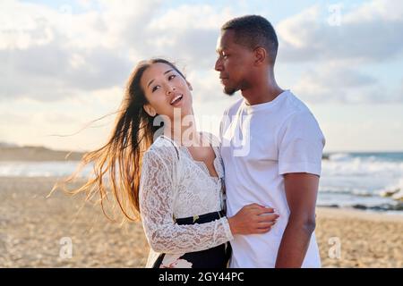 Portrait d'un jeune heureux beau couple sur la plage Banque D'Images