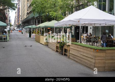 NEW YORK CITY, ÉTATS-UNIS - 10 octobre 2020 : New York, États-Unis - 10 2020 octobre : un restaurant en plein air dans le centre de Manhattan.Cuisine extérieure Covid Banque D'Images