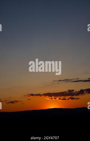 Magnifique coucher de soleil spectaculaire en Italie.Ciel coloré avec quelques nuages avec terre noire au crépuscule.Fin de journée Banque D'Images